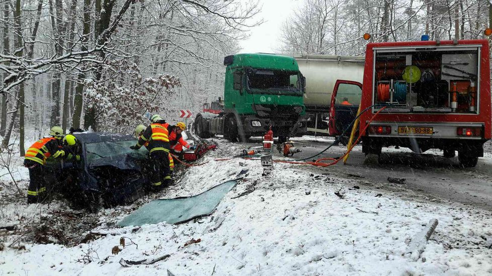 Řidič kamionu (29) nepřizpůsobil rychlost na silnici I/40 mezi Břeclaví a Valticemi. V lese smetl z cesty osobní auto.