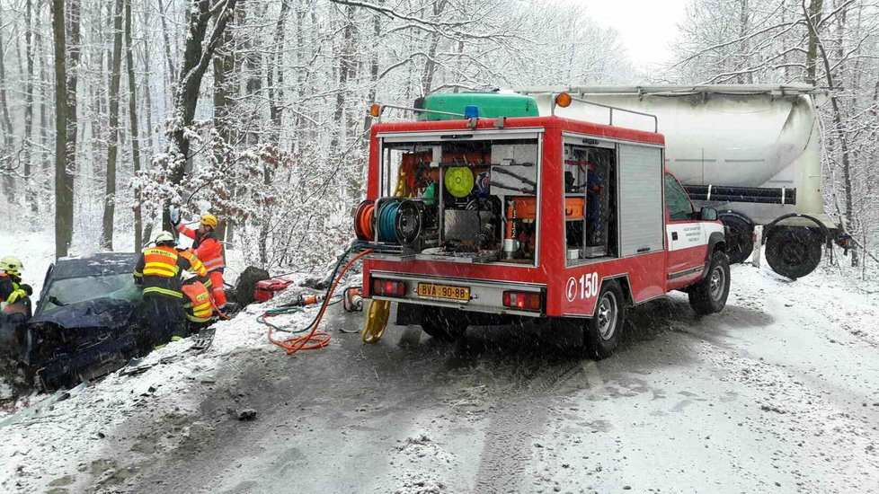 Řidič kamionu (29) nepřizpůsobil rychlost na silnici I/40 mezi Břeclaví a Valticemi. V lese smetl z cesty osobní auto.