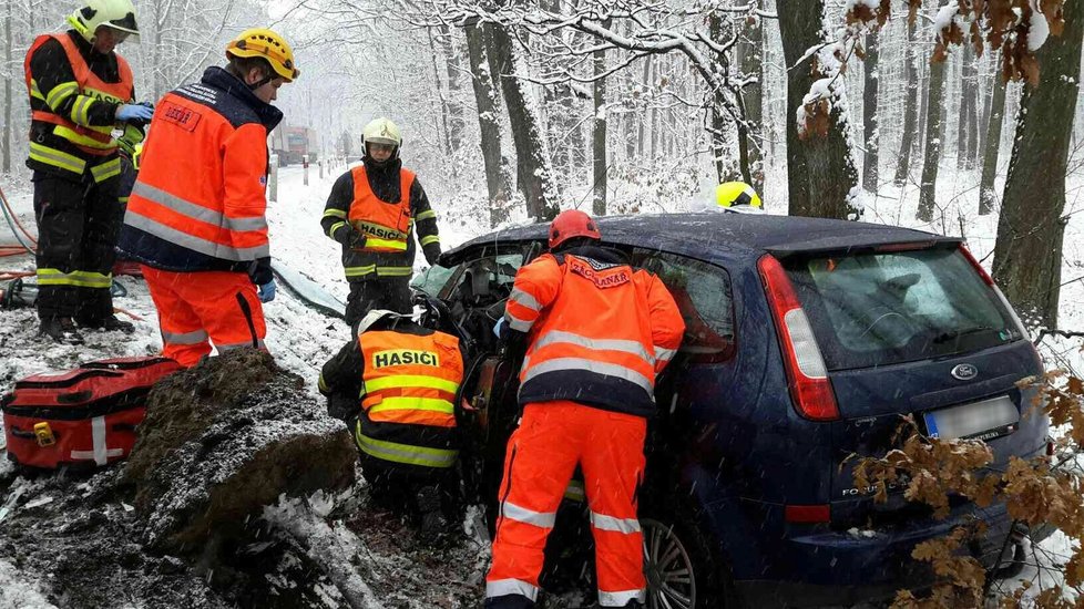 Řidič kamionu (29) nepřizpůsobil rychlost na silnici I/40 mezi Břeclaví a Valticemi. V lese smetl z cesty osobní auto.