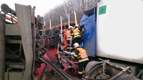 Srážka dvou kamionů zablokovala ve čtvrtek kolem 10:45 dopravu na D1 u Tvarožné na Brněnsku.