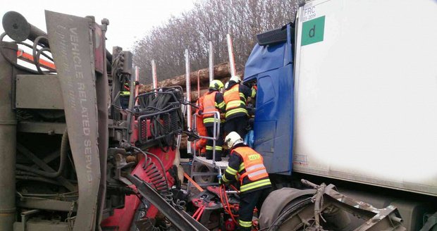 Srážka dvou kamionů zablokovala ve čtvrtek kolem 10:45 dopravu na D1 u Tvarožné na Brněnsku.