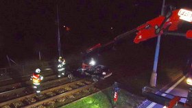 Auto z kolejí vyprošťovali v noci z neděle na pondělí hasiči v Brně.