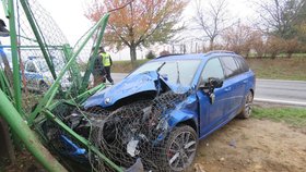 Řidička přejela přes celou šířku silnice a nabourala do plotu. Štěstím bylo, že právě nikdo nejel v protisměru.