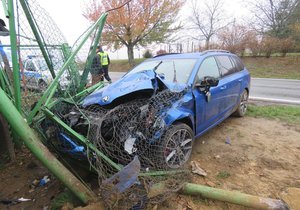 Řidička přejela přes celou šířku silnice a nabourala do plotu. Štěstím bylo, že právě nikdo nejel v protisměru.