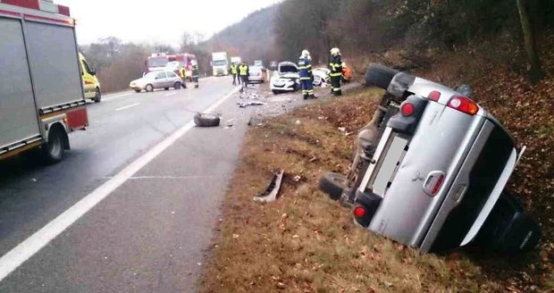 Nehoda čtyř osobních aut zablokovala ve čtvrtek 15. prosince silnici I/43 mezi Lipůvkou a Kuřimí.