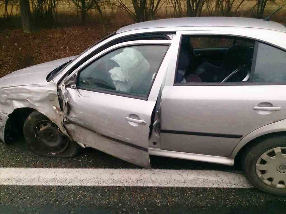 Nehoda čtyř osobních aut zablokovala ve čtvrtek 15. prosince silnici I/43 mezi Lipůvkou a Kuřimí.
