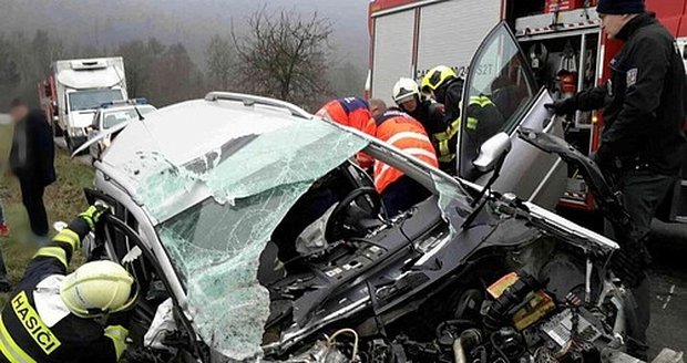 Hazardní předjíždění se vymstilo mladíkovi v Lomničce na Tišnovsku. Kvůli němu skončilo pět lidí v nemocnici.