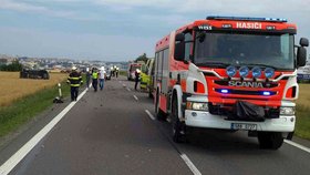 Motorkářka nezvládla předjíždění na silnici I/38 na Znojemsku, čelně se srazila s protijedoucím osobním autem.