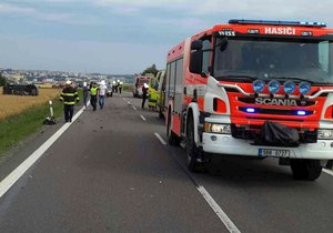 Motorkářka nezvládla předjíždění na silnici I/38 na Znojemsku, čelně se srazila s protijedoucím osobním autem.