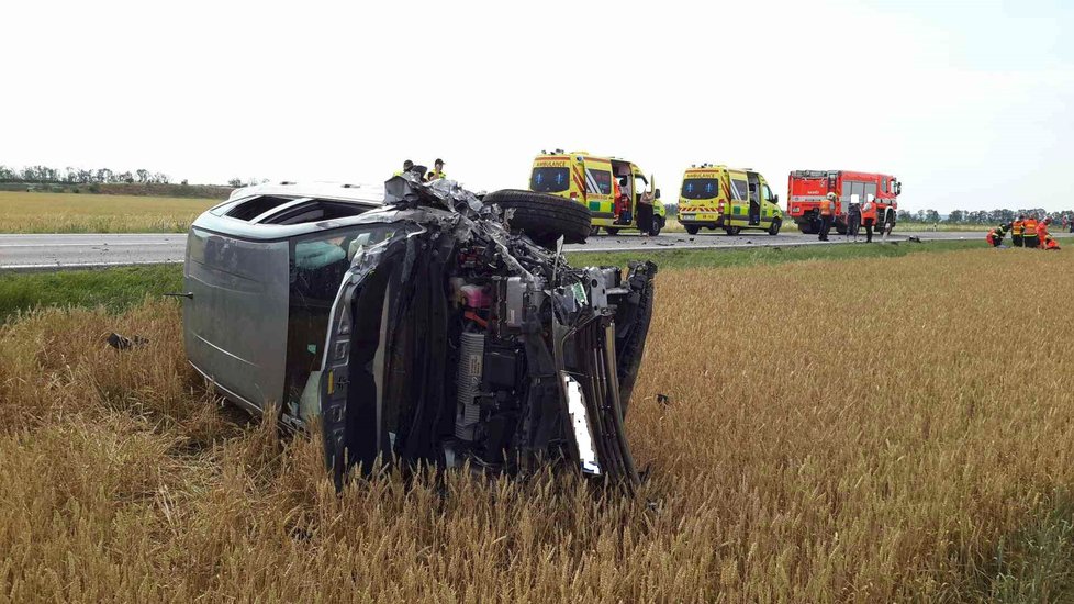 Motorkářka nezvládla předjíždění na silnici I/38 na Znojemsku, čelně se srazila s protijedoucím osobním autem.