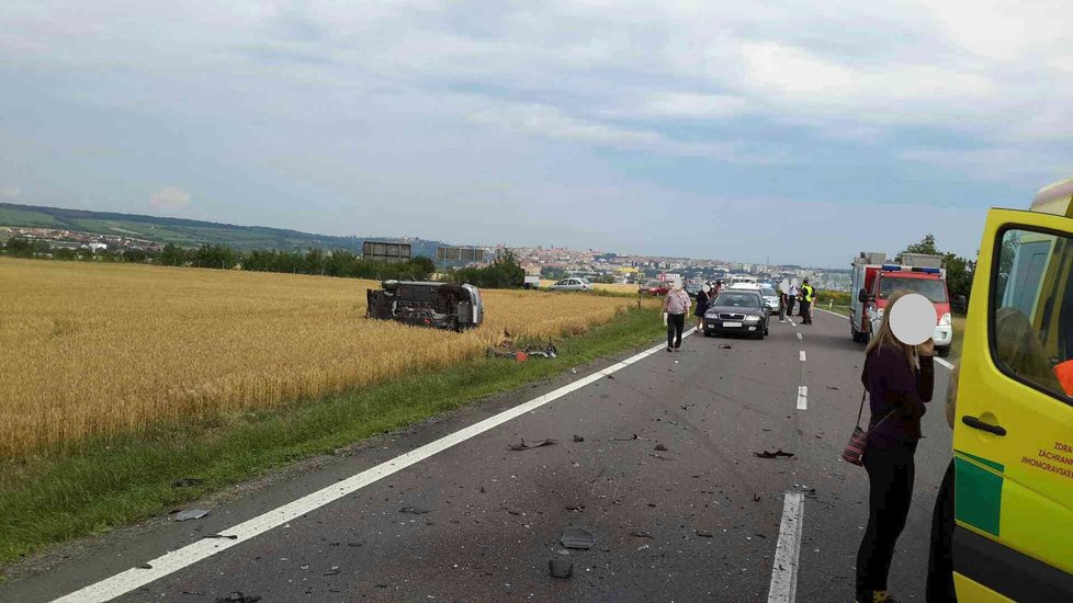 Motorkářka nezvládla předjíždění na silnici I/38 na Znojemsku, čelně se srazila s protijedoucím osobním autem.