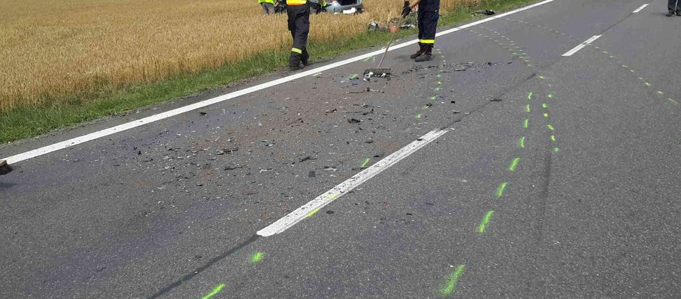 Motorkářka nezvládla předjíždění na silnici I/38 na Znojemsku, čelně se srazila s protijedoucím osobním autem.