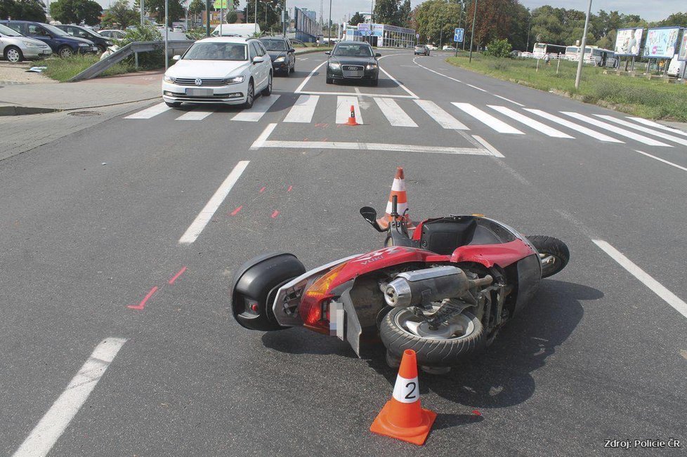 U obchodního domu Lidl v Hodoníně nedal řidič Škody Superb při odbočování vlevo přednost jedoucímu motocyklu.