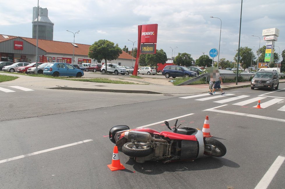 U obchodního domu Lidl v Hodoníně nedal řidič Škody Superb při odbočování vlevo přednost jedoucímu motocyklu.