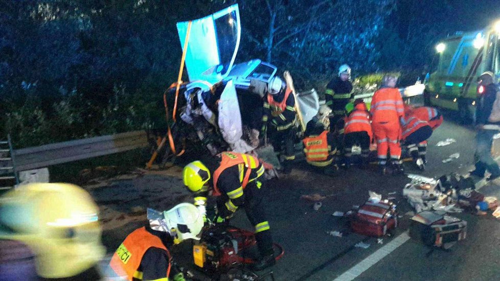 Při těžké dopravní nehodě u Pasohlávek zemřela mladá žena, dalších 9 lidí bylo zraněno.