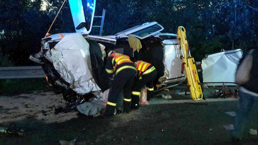 Při těžké dopravní nehodě u Pasohlávek zemřela mladá žena, dalších 9 lidí bylo zraněno.