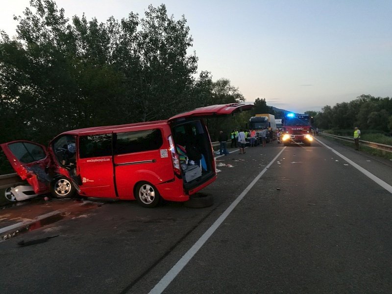 Při těžké dopravní nehodě u Pasohlávek zemřela mladá žena, dalších 9 lidí bylo zraněno.