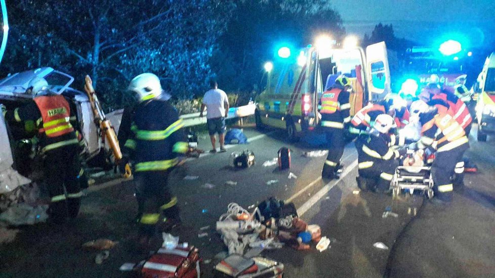 Při těžké dopravní nehodě u Pasohlávek zemřela mladá žena, dalších 9 lidí bylo zraněno.