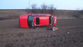 Řidička přecenila své schopnosti: Pole zorala svým osobákem skoro jak traktor 