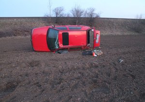 Řidička (21) nezvládla předjíždění kolony u Petrova, skončila s autem v poli.