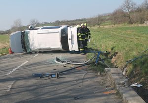 Mladá řidička (19) nezvládla řízení volkswagenu mezi Bzencem a Těmicemi.