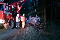 Hrozivá nehoda matky a dvou dětí (3 a 1 rok): Auto po smyku přetočila na střechu a opřela o strom