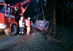 Velké štěstí měla řidička, která havarovala v lese u Rudic na Blanensku. Přestože se v autě třikrát přetočila, neutrpěla ona ani její dvě děti vážnější zranění.