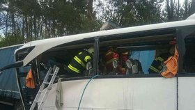 Při srážce kamionu a autobusu u dálničního odpočívadla na slovenské dálnice zemřel jeden člověk, 55 lidí se zranilo.