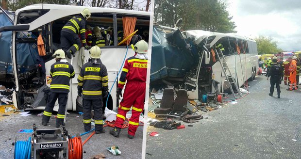 Tragédie na slovenské dálnici: Po srážce kamionu a autobusu zemřel jeden člověk, zraněných je 59!