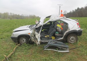 Řidič (†50) nezvládl v sobotu jízdu ve směru od Polešovic na Moravský Písek. Podle policie jel příliš rychle.