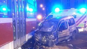 Řidič osobního auta nedal ve středu večer ve 22.29 přednost tramvaji na ulici Údolní. Skončil s těžkým zraněním v nemocnici.