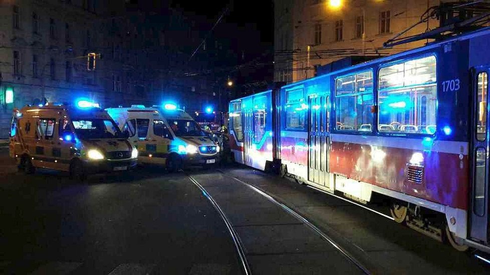 Řidič osobního auta nedal ve středu večer ve 22.29 přednost tramvaji na ulici Údolní. Skončil s těžkým zraněním v nemocnici.