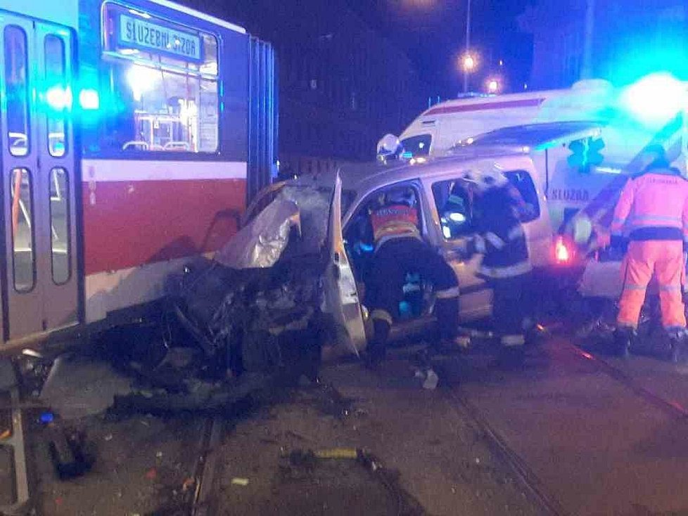 Řidič osobního auta nedal ve středu večer ve 22.29 přednost tramvaji na ulici Údolní. Skončil s těžkým zraněním v nemocnici.
