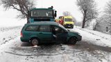 Po srážce osobáku s náklaďákem na Mostecku zahynul člověk: Policie silnici uzavřela