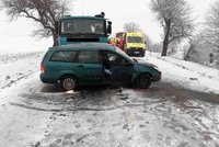Po srážce osobáku s náklaďákem na Mostecku zahynul člověk: Policie silnici uzavřela