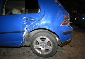 Opilý mladík (25) při šílené noční jízdě Znojmem poničil svůj golf. Jen zázrakem nikomu na silnici neublížil.