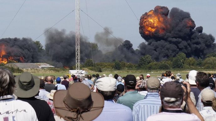 Nehoda historického stroje Hawker Hunter při letecké show v Shorehamu