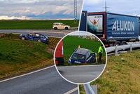 Smrtelná nehoda na křižovatce u Hobšovic: Řidič nepřežil střet osobního auta s náklaďákem