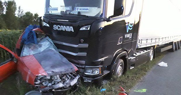 Křižovatka smrti u Hodonína: Dva mladí lidé tu zahynuli pod koly kamionu