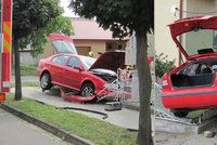 K nehodě na Zlínsku museli přijet hasiči: Muž zaparkoval v plotě, skončil v nemocnici
