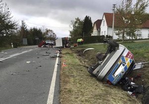 U Holostřev na Tachovsku se srazil traktor s policejním vozem. Zranili se tři lidé.