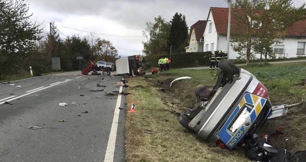U Holostřev na Tachovsku se srazil traktor s policejním vozem. Zranili se tři lidé.