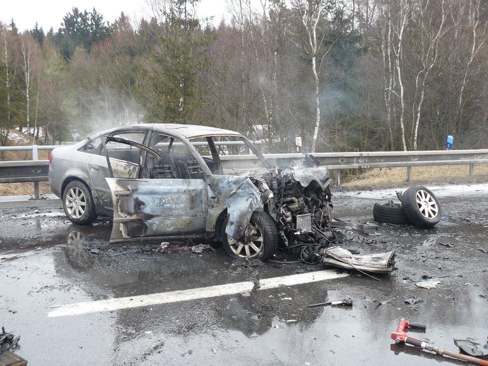 Mladík (†17) v autě uhořel