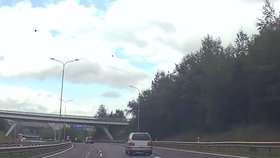 Místo toho, aby řidič při silniční kontrole zastavil, rozhodl se policejní hlídku objet a odjel pryč.