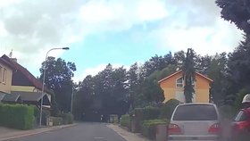 Místo toho, aby řidič při silniční kontrole zastavil, rozhodl se policejní hlídku objet a odjel pryč.