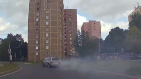 Místo toho, aby řidič při silniční kontrole zastavil, rozhodl se policejní hlídku objet a odjel pryč.