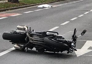 Nehoda na Smíchově: Zemřela žena a pes, zranil se motorkář, 8. listopadu 2019