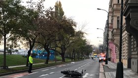 Nehoda na Smíchově: Zemřela žena a pes, zranil se motorkář, 8. listopadu 2019.