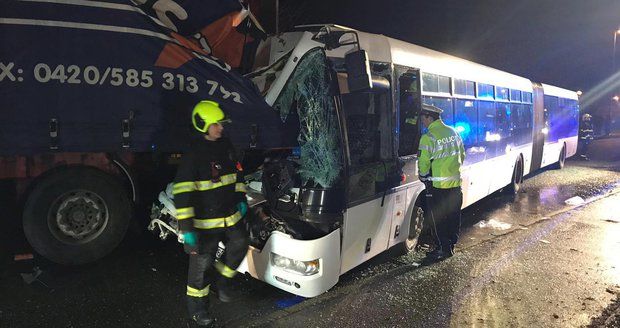 Děsivá nehoda: Autobus to v Horních Počernicích napasoval do náklaďáku, osm lidí se zranilo