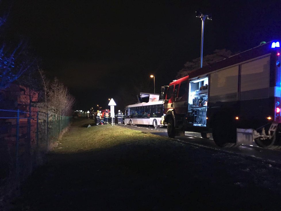 V ulici U Tabulky v Horních Počernicích se srazil autobus s nákladním vozem.